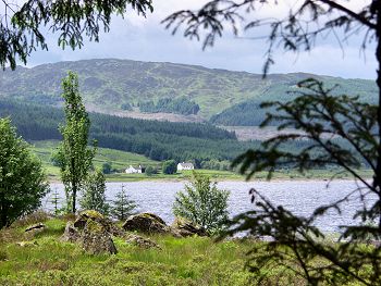 Picture of a view over Clatteringshaws Loch