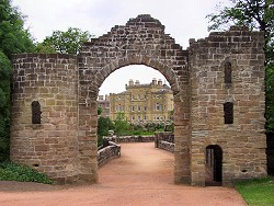 Picture of the ruined arch with the castle in the background
